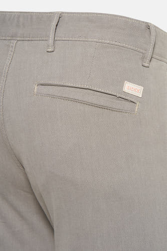 Ecru chino van HUGO BOSS, met een achterzak en riemlussen aan de tailleband.
