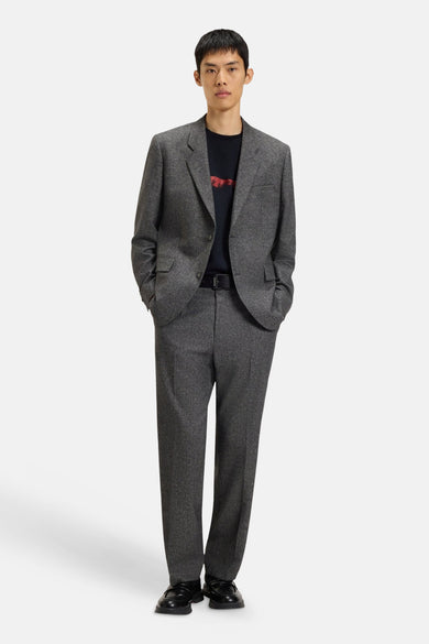 T-shirt noir à manches courtes de HUGO, porté sous un manteau gris tweed avec des chaussures coordonnées.