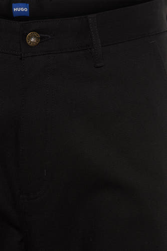 Zwarte broek van HUGO BLUE, met merklogo op de knoop en een textuur met subtiele details.