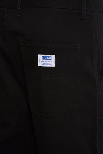 Zwarte broek van HUGO BLUE, met een label op de achterzak.