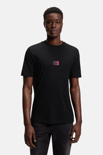 T-shirt noir à manches courtes de HUGO, avec un petit logo rouge sur la devanture.