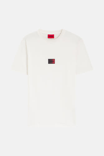 T-shirt blanc à manches courtes de HUGO avec un logo rouge carré sur la poitrine et une étiquette sur le col.