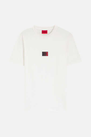 Wit T-shirt met korte mouwen van HUGO met een rood logo-vierkant op de borst en neklabel.