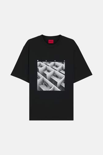 T-shirt noir à manches courtes de HUGO, avec une impression d'espaces de bureau et de lettres sur la poitrine.
