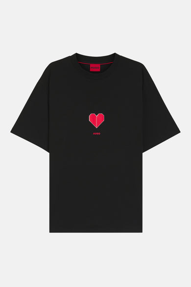 Zwart T-shirt met korte mouwen van HUGO, met een rode hartvormige print in het midden en rode tekst.