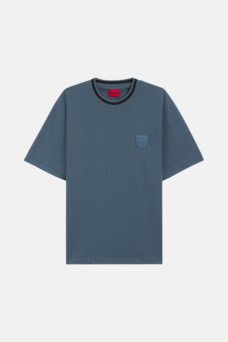 Blauw T-shirt met korte mouwen van HUGO, met een ribbelstructuur en een merklogo op de borst.
