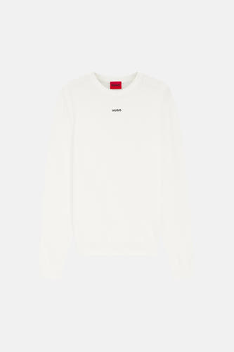 Pull écru à col rond de HUGO, avec un petit logo de la marque sur la poitrine et une étiquette rouge dans le cou.
