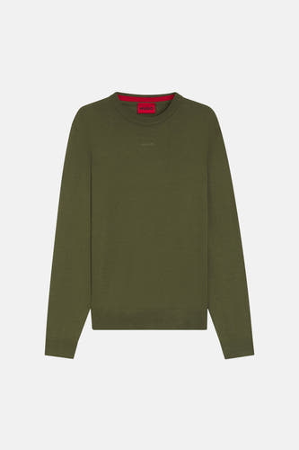 Groene trui met ronde hals van HUGO, met subtiel logo op de borst en rode accenten in de kraag.
