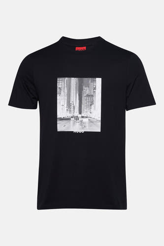T-shirt noir à manches courtes de HUGO, avec une impression d'une vue de ville avec un bureau et une chaise.
