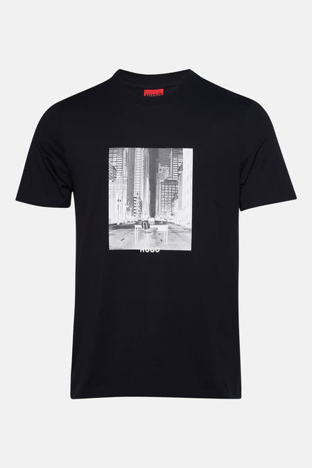 Zwart T-shirt met korte mouwen van HUGO, met grafische print van een stadsbeeld.
