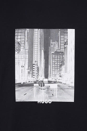 Zwart T-shirt met korte mouwen van HUGO, met een print van een stadsgezicht met een bureau en stoel.