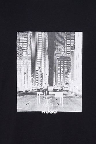 Zwart T-shirt met stadsprint en bureau.