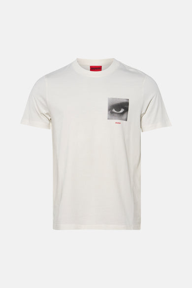T-shirt blanc à manches courtes de HUGO, avec une image d'un œil et le nom de la marque en rouge.