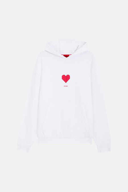 Witte sweater met kap van HUGO, met een rood hart en een buidelzak.