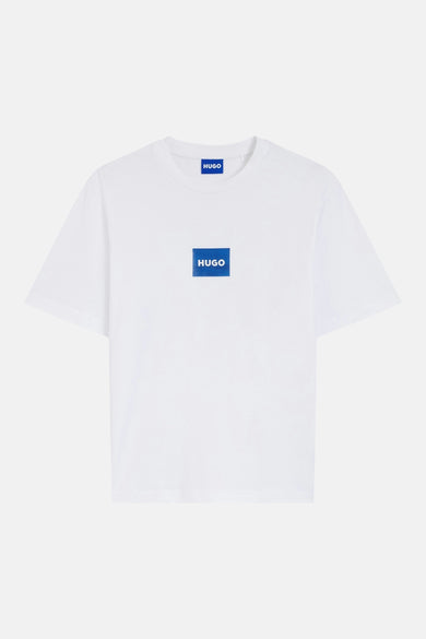 T-shirt blanc HUGO BLUE avec logo de la marque bleu sur la poitrine et au col.
