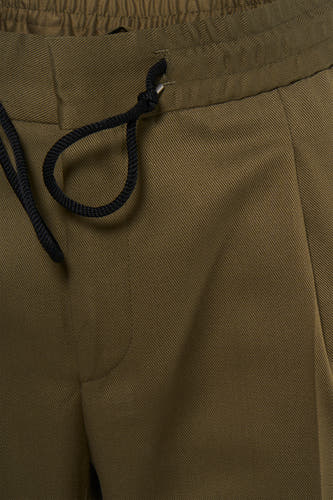 Pantalon vert HUGO avec cordon de serrage et texture diagonale subtile.