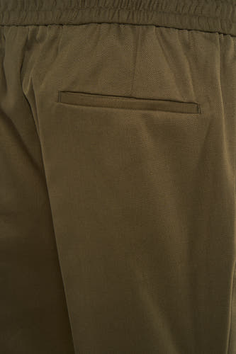 Pantalon vert HUGO, avec une taille élastique et une poche passepoilée à l'arrière.