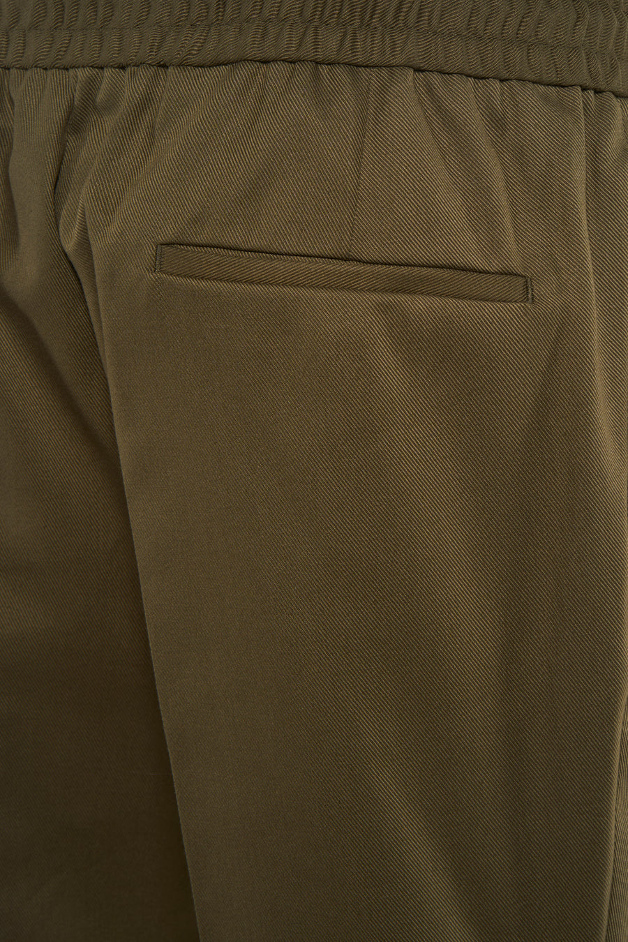 Pantalon vert HUGO, avec une taille élastique et une poche passepoilée à l'arrière.