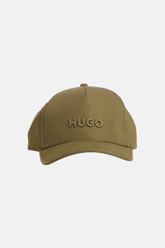 Casquette verte HUGO, avec nom de marque brodé sur le devant.