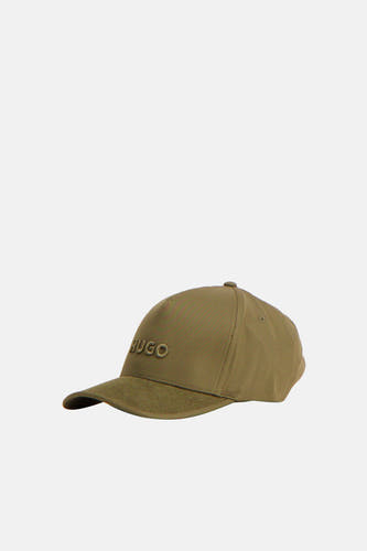 Groene pet van HUGO, met geborduurde merknaam op de voorkant.