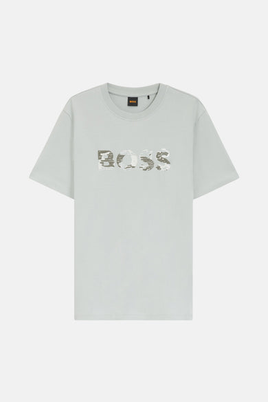 T-shirt BOSS gris à manches courtes, avec logo "BOSS" imprimé camouflage sur le devant.