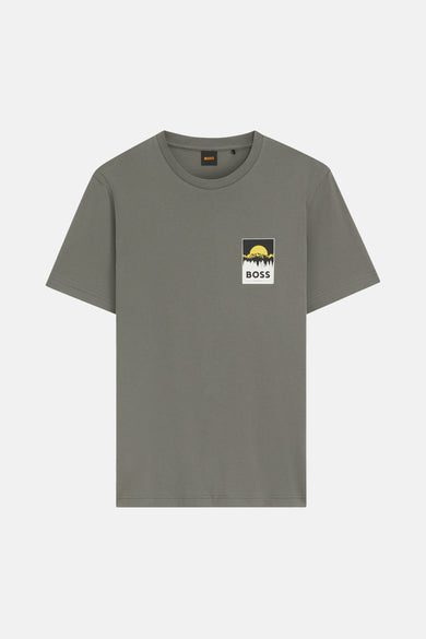 Grijs T-shirt met korte mouwen van BOSS, met een vierkant logo-ontwerp op de borst.

