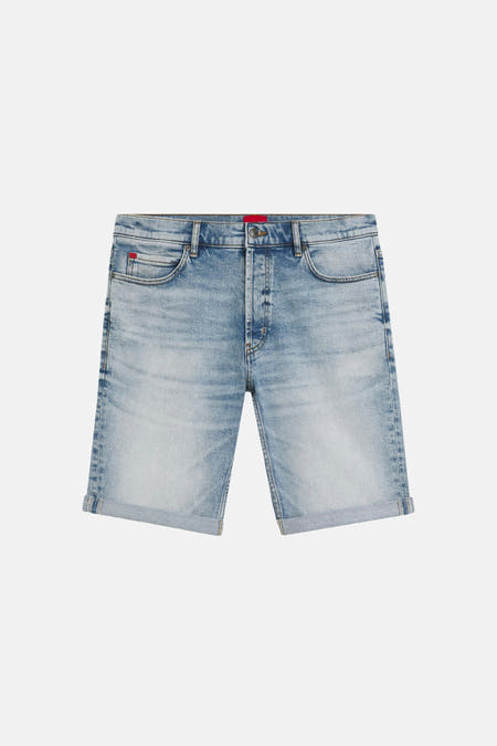 Lichtblauwe denim jeansshort van HUGO met opgerolde zomen, een knoopsluiting en rode labelaccenten.