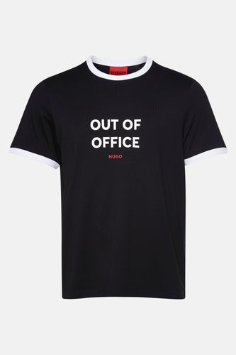 Zwart T-shirt met witte biezen en "OUT OF OFFICE" en "HUGO" opdruk.
