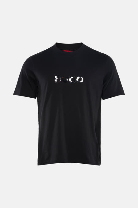 T-shirt noir à manches courtes de HUGO, porté avec un jean bleu et des baskets noires.