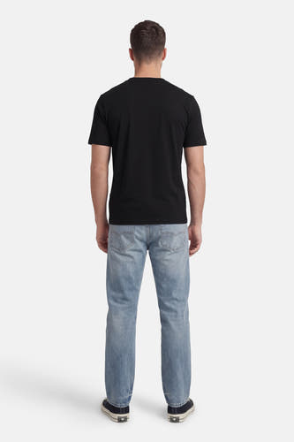 Zwart T-shirt met korte mouwen van HUGO, gezien van achteren, gecombineerd met blauwe jeans en donkere sneakers.
