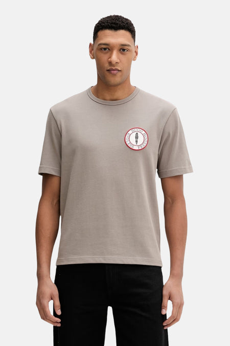 Bruin T-shirt van HUGO met een ronde hals en een opvallende badge op de borst.