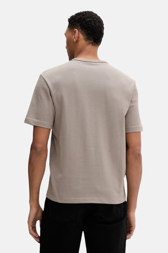 Bruin T-shirt van HUGO, gezien van achteren, met korte mouwen en een effen ontwerp.