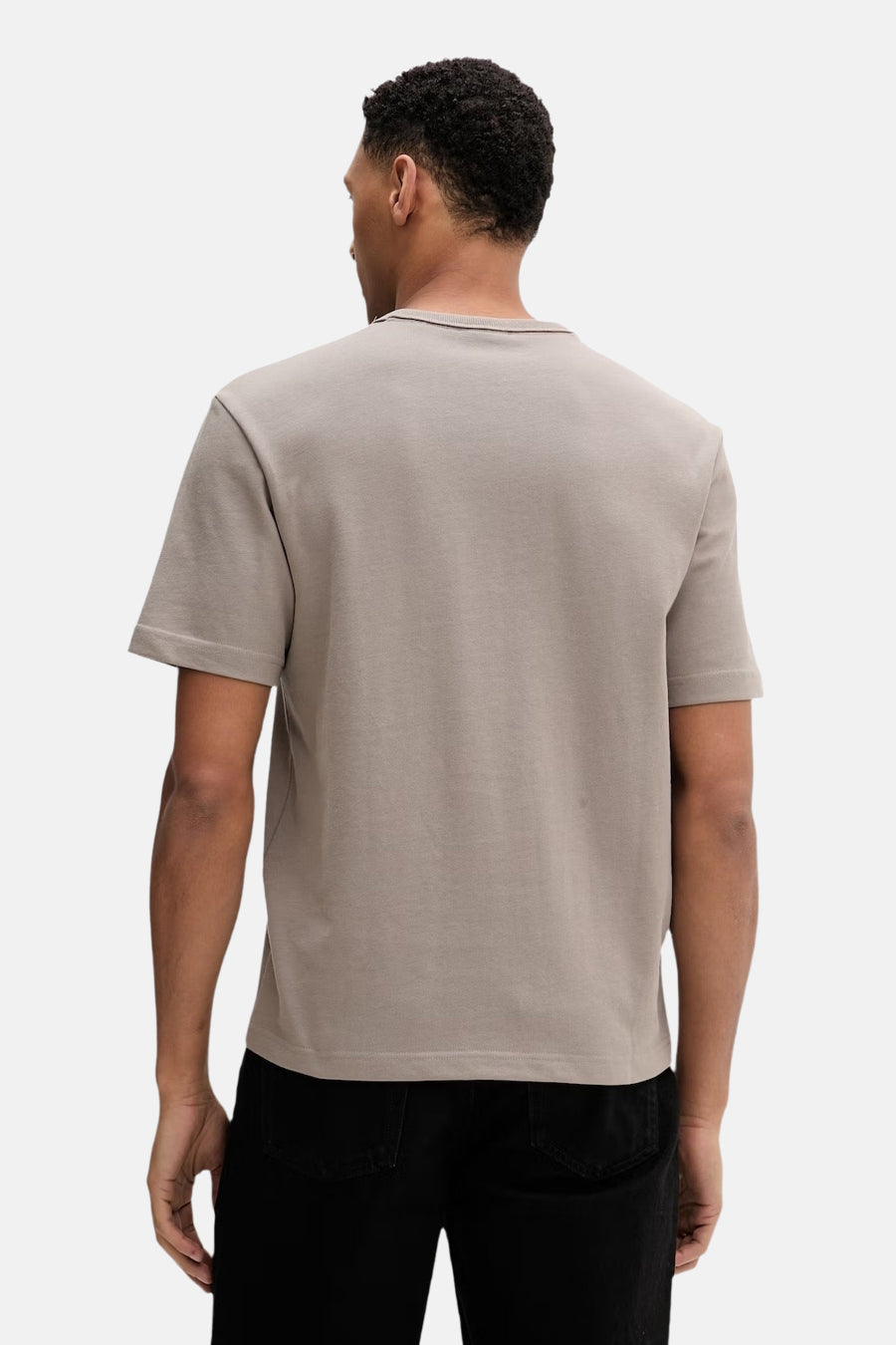 Bruin T-shirt van HUGO, gezien van achteren, met korte mouwen en een effen ontwerp.