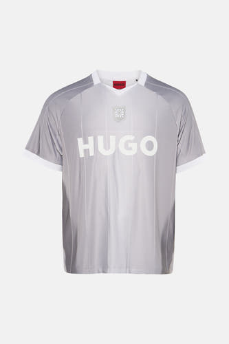 Grijs gestreept T-shirt van HUGO met wit V-halskraagje, witte mouwboorden en een wit logo op de borst.