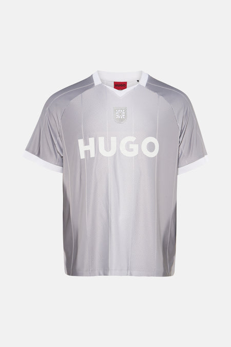 Grijs gestreept T-shirt van HUGO met wit V-halskraagje, witte mouwboorden en een wit logo op de borst.