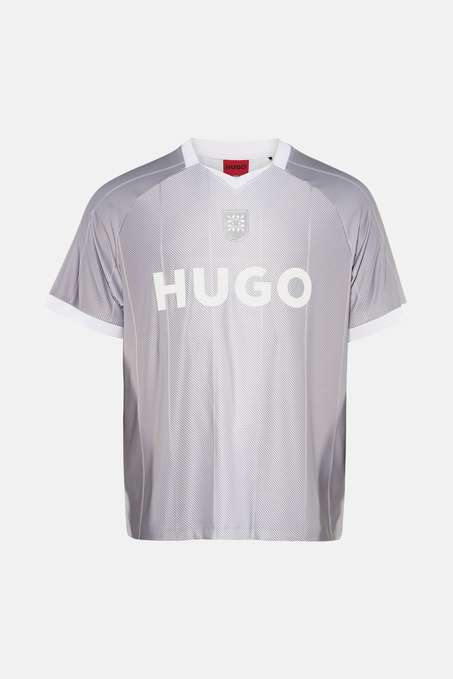Grijs gestreept T-shirt van HUGO met wit V-halskraagje, witte mouwboorden en een wit logo op de borst.