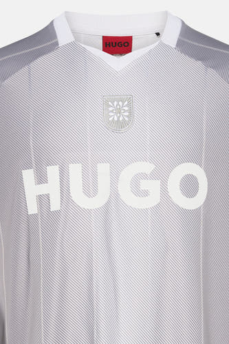 Lichtgrijs en wit gestreept T-shirt van HUGO met V-hals, geborduurd embleem en grote witte merkletters op de borst.