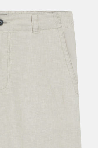 Beige linnen chino van HUGO BOSS ORANGE, detailopname met knoopsluiting, riemlussen en een zijzak.