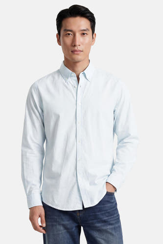 Turquoise hemd van HUGO BOSS ORANGE met button-down kraag en lange mouwen, gedragen over een donkere jeans.