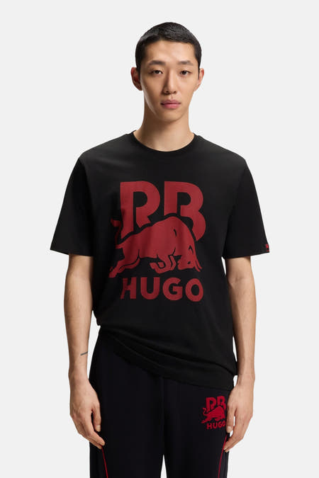 Zwart T-shirt met korte mouwen van HUGO, met rode logo-opdruk op de voorzijde en bijpassende broek.