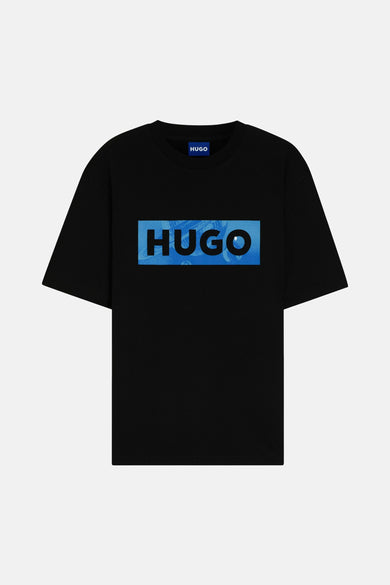 T-shirt noir à manches courtes de HUGO BLUE, avec un rectangle de logo bleu sur la poitrine.