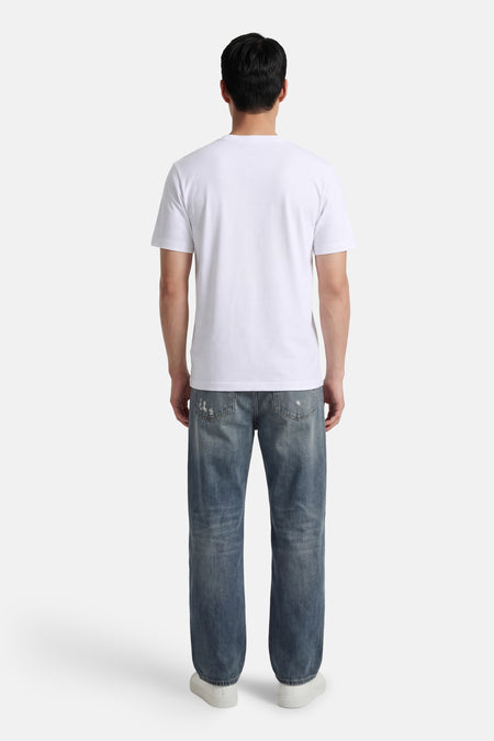 Wit T-shirt met korte mouwen van HUGO BLUE, gezien van achteren, gecombineerd met blauwe jeans en witte sneakers.