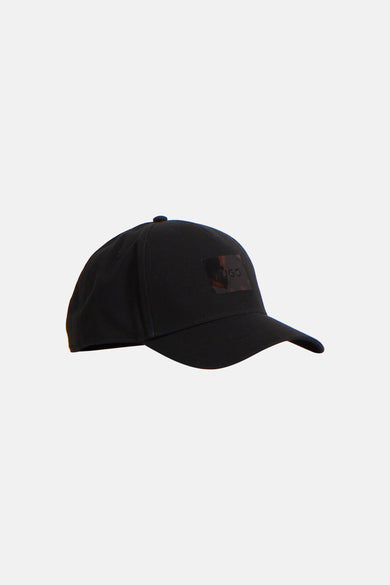 Casquette noire HUGO avec un logo carré sur le devant.