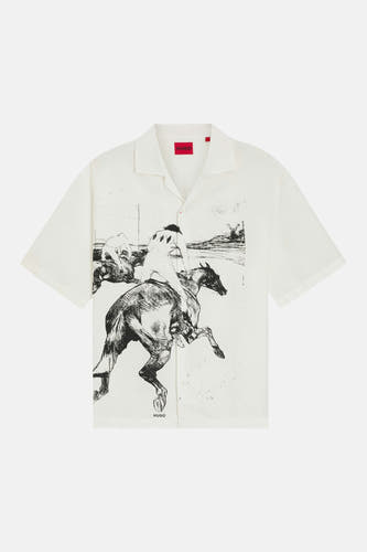 Chemise blanche à manches courtes de HUGO avec illustration noir et blanc d'une course de chevaux.
