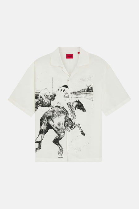 Wit overhemd met korte mouwen van HUGO met zwart-witte illustratie van een paardenrace.