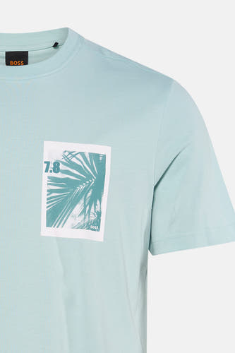 T-shirt turquoise à manches courtes de HUGO BOSS ORANGE, avec un imprimé blanc de feuilles de palmier et '7.8' sur la poitrine.
