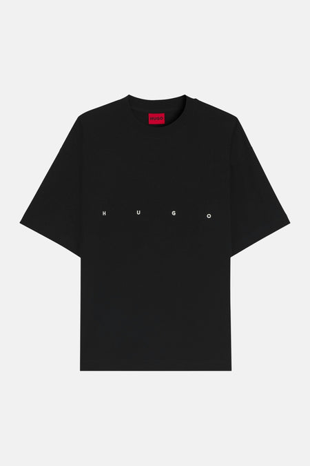 Zwart korte mouwen T-shirt van HUGO met witte logo letters op borst, ronde hals en rode label aan binnenkant, front view