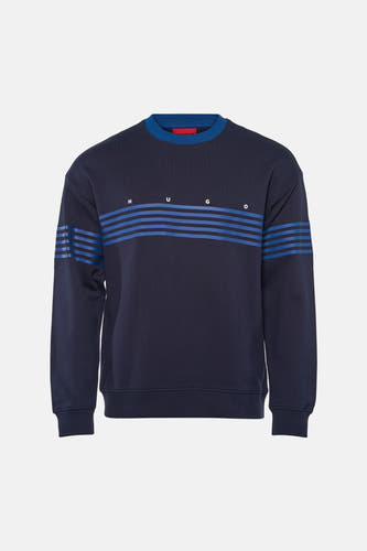 Donkerblauwe ronde hals sweater van HUGO met blauwe strepen en witte letters op borst, front view