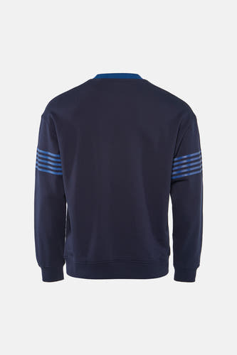 Donkerblauwe ronde hals sweater van HUGO met blauwe strepen aan de mouwen, achterzijde weergegeven