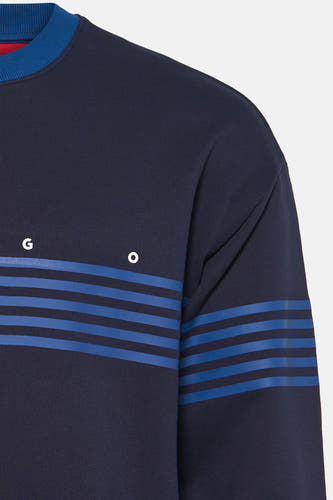 Donkerblauwe ronde hals sweater van HUGO met blauwe strepen en witte letters, close-up voorzijde